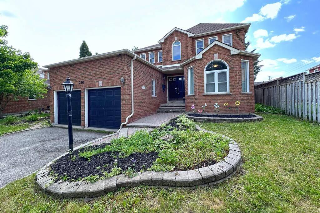 Neighborhood Friendly House In Barrie! Villa Exterior photo